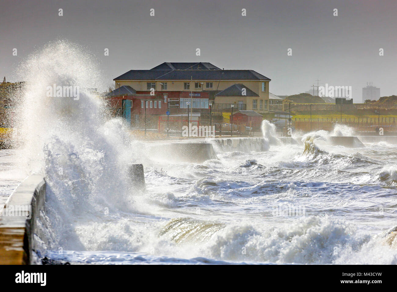 Prestwick, Ayrshire, UK. 14. Februar, 2018. Starke Stürme verursachen hohe See und Wellen und Promenade Überschwemmungen in der Nähe von Prestwick Sailing Club. Wettervorhersage warnen vor mehr Wetter in den nächsten Tagen zu kommen. Credit: Findlay/Alamy leben Nachrichten Stockfoto