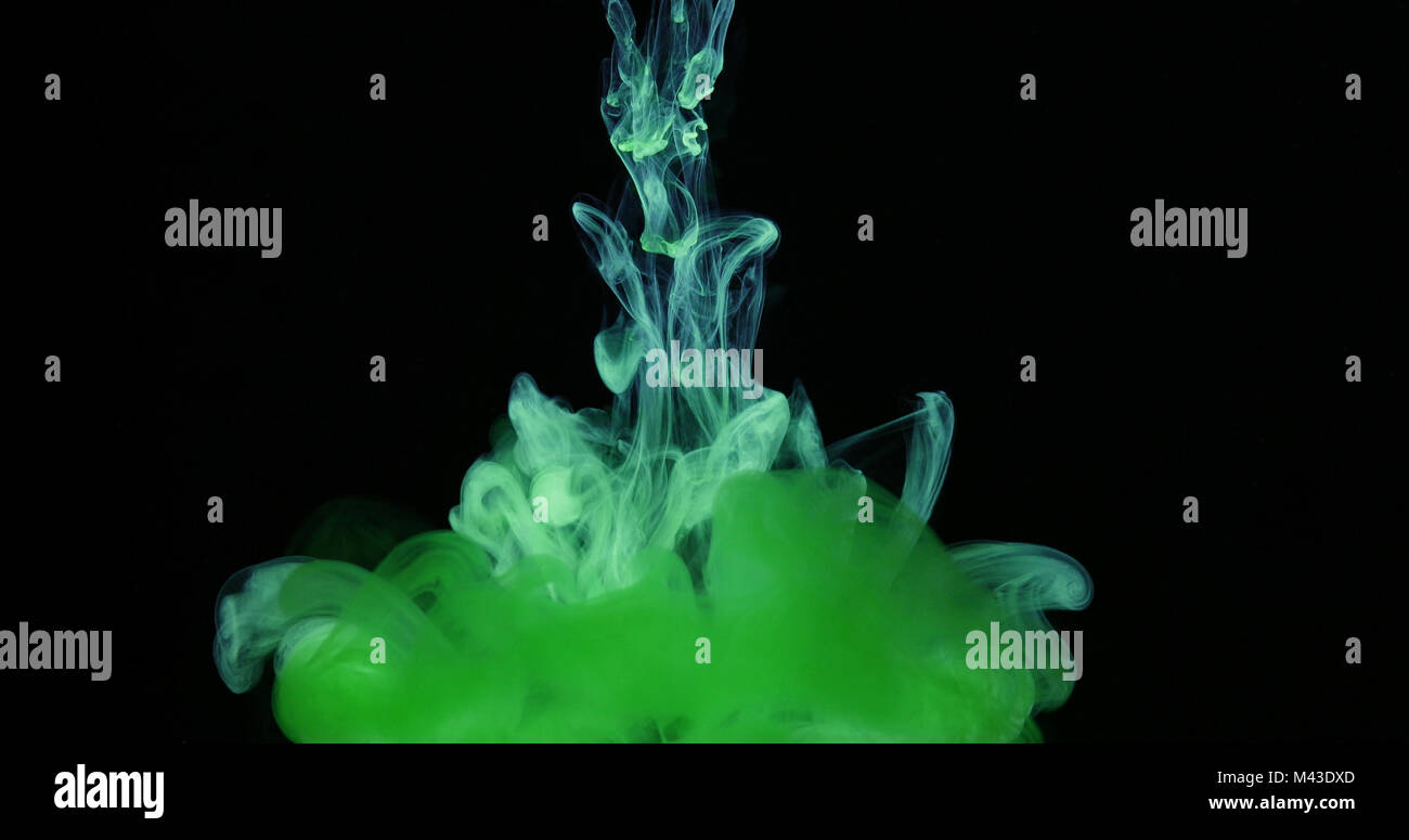 Grüne Tinte Farben im Wasser erzeugen flüssige Kunst Formen Stockfoto