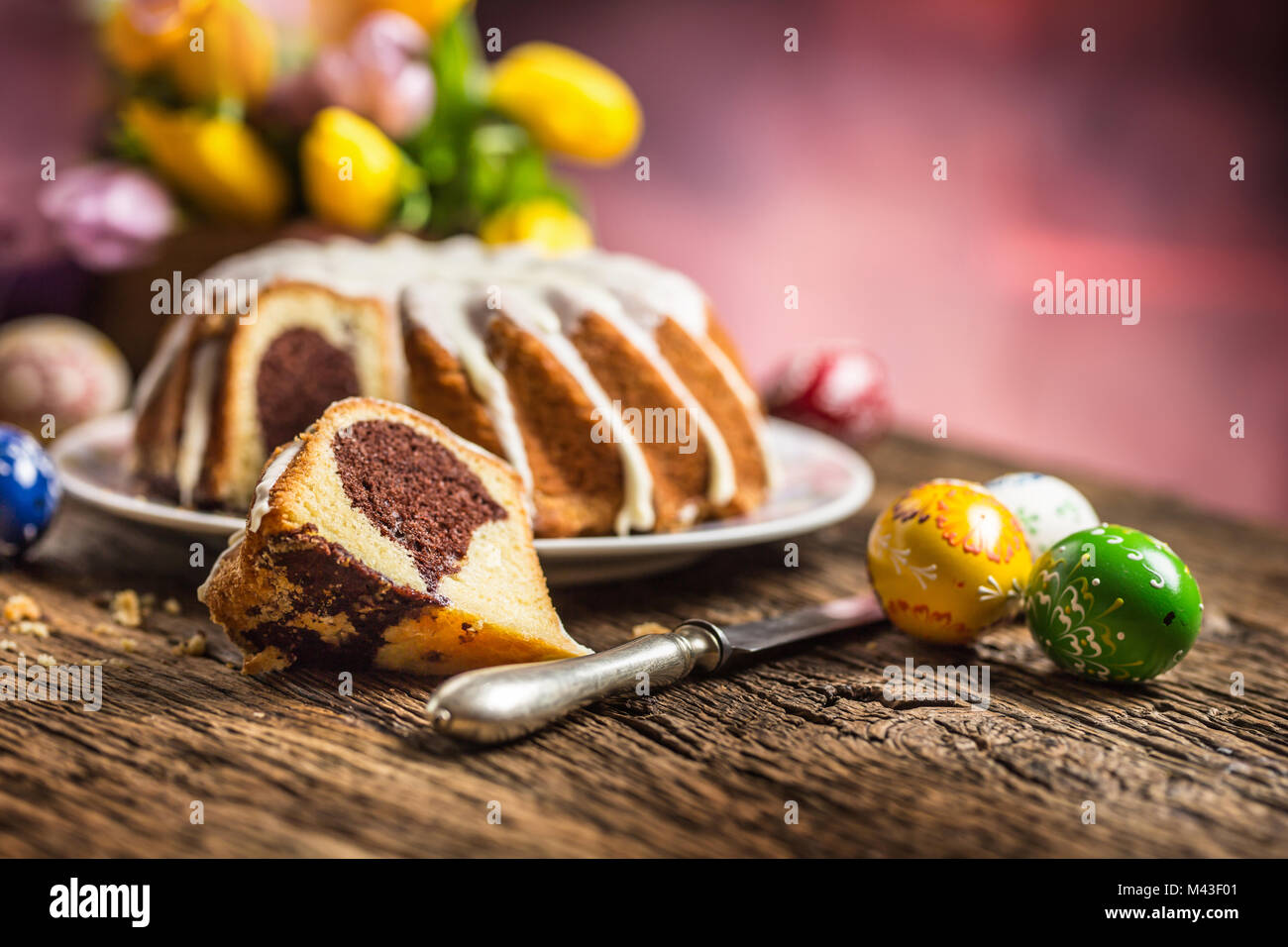 Ostern Kuchen. Traditionelle ring Marmor Kuchen mit Ostern decotation. Ostern und Frühling Tulpen. Stockfoto
