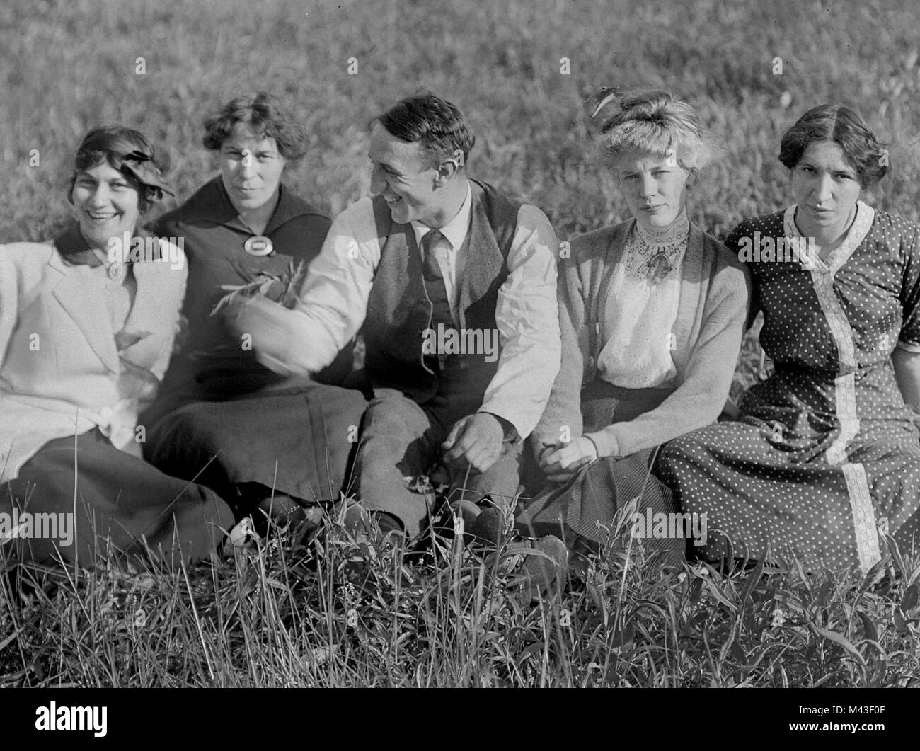 Ein zufriedener und glücklicher Kerl vier junge Frauen, ca umgeben. 1920. Stockfoto