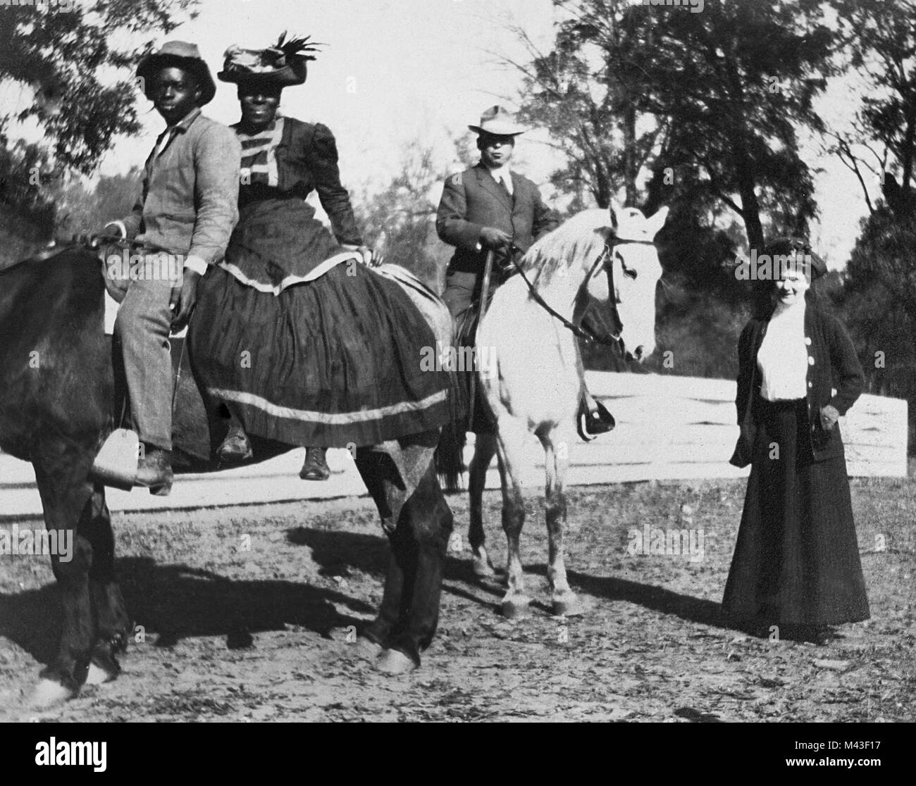 Persönliches Foto der Grundbesitzer stehen mit afrikanischen amerikanischen sharecroppers im amerikanischen Süden, Ca. 1910. Stockfoto