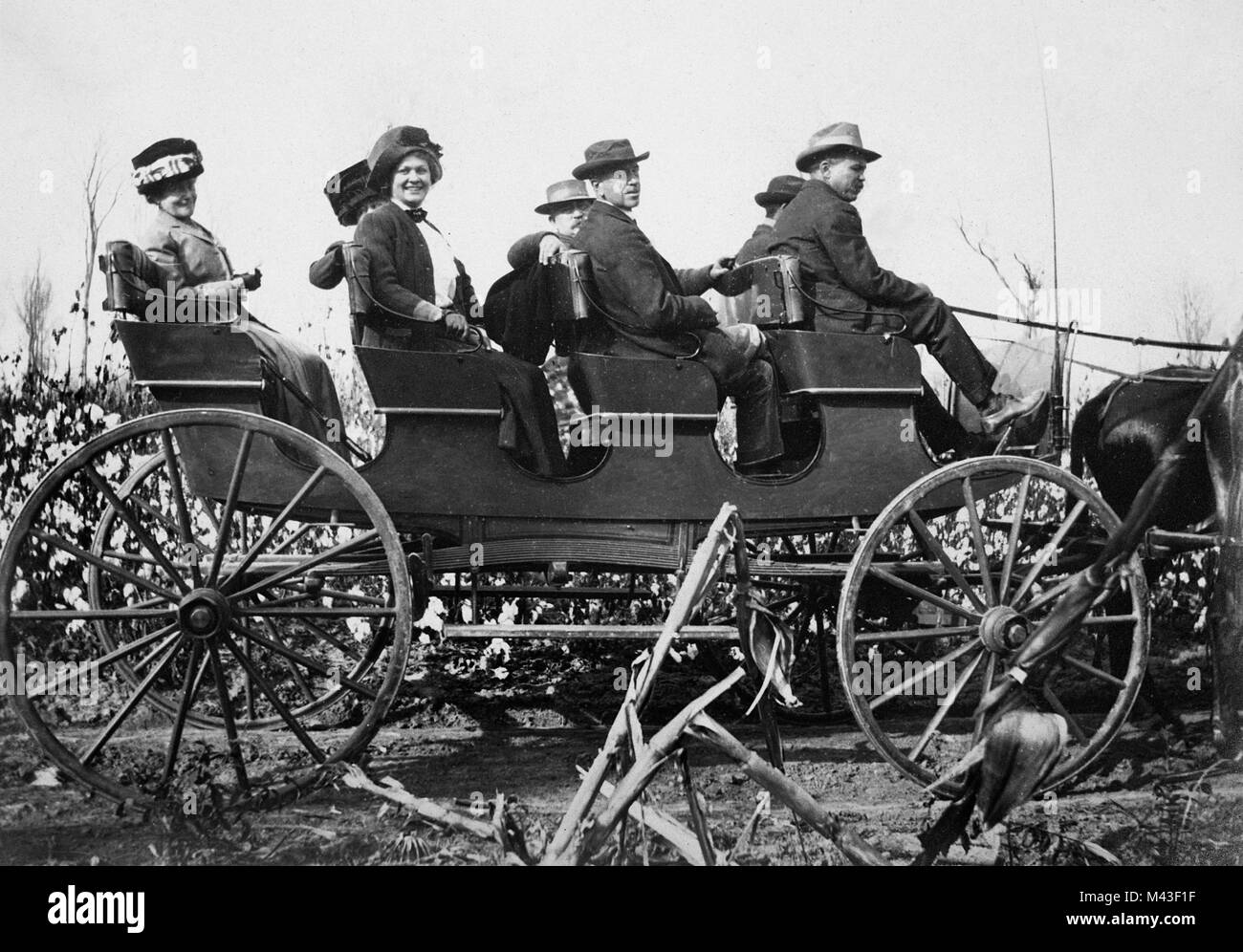 Eine Gruppe wohlhabender Männer und Frauen Tour eine Plantage mit Pferd und Wagen im amerikanischen Süden, Ca. 1910. Stockfoto