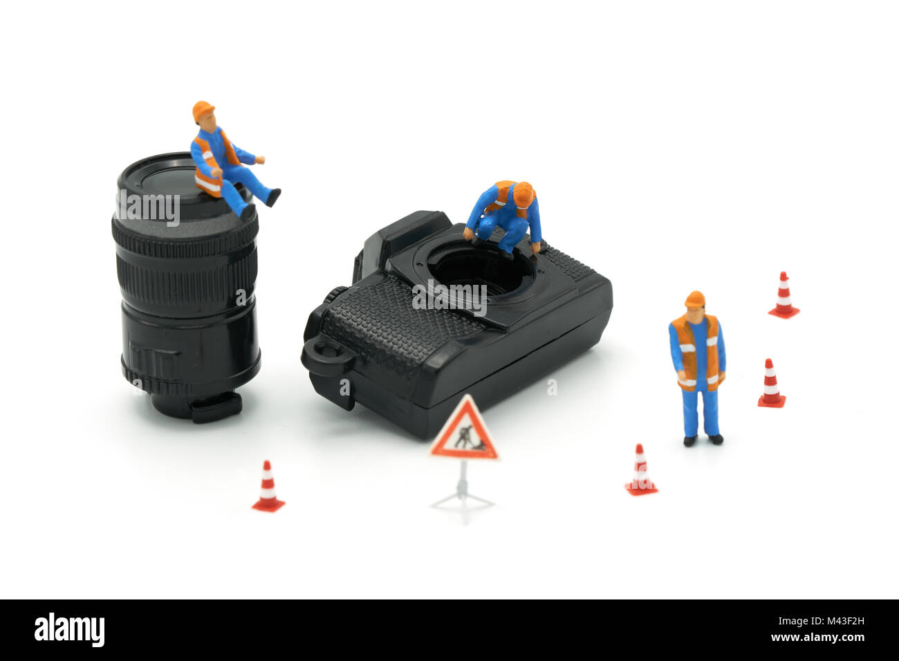 Miniatur Menschen Bauarbeiter Kamera reparieren Modell verwenden Sie als Hintergrund Foto Konzept und Reparatur Konzept mit Kopie Platz für Ihren Text oder Design. Stockfoto