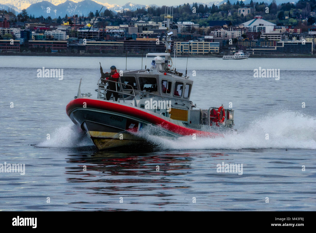 US Coast Guard auf Patrouille in den Gewässern des Seattle Washington üben Fähre Escort und Schutz. Stockfoto