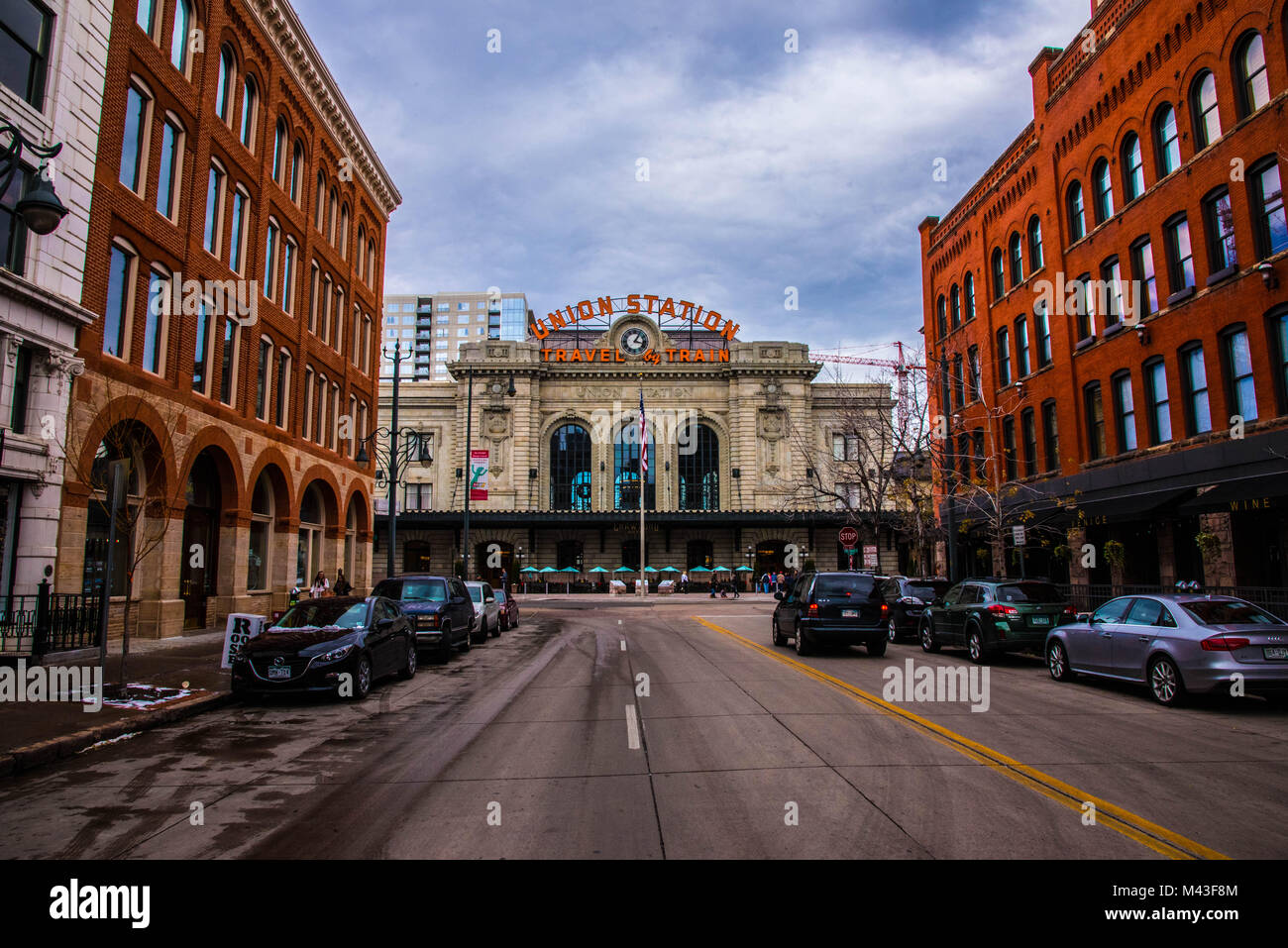 Blick nach Westen auf der Straße an der Union Station in Denver Colorado am Nachmittag. Stockfoto