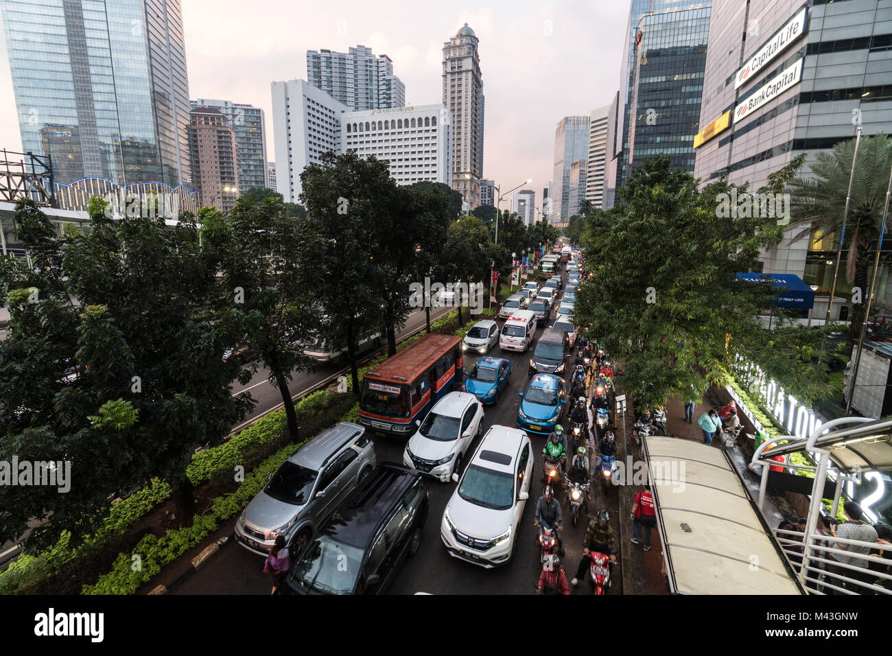 Jakarta, Indonesien - 9. Februar 2018: Autos, Busse und Motorräder in einem Stau auf Sudirman Straße im Geschäftsviertel von Jakarta in Indonesien klemmt Stockfoto