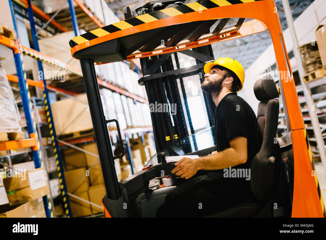 Lagerarbeiter, Logistik arbeiten mit einem Gabelstapler Lader Stockfoto