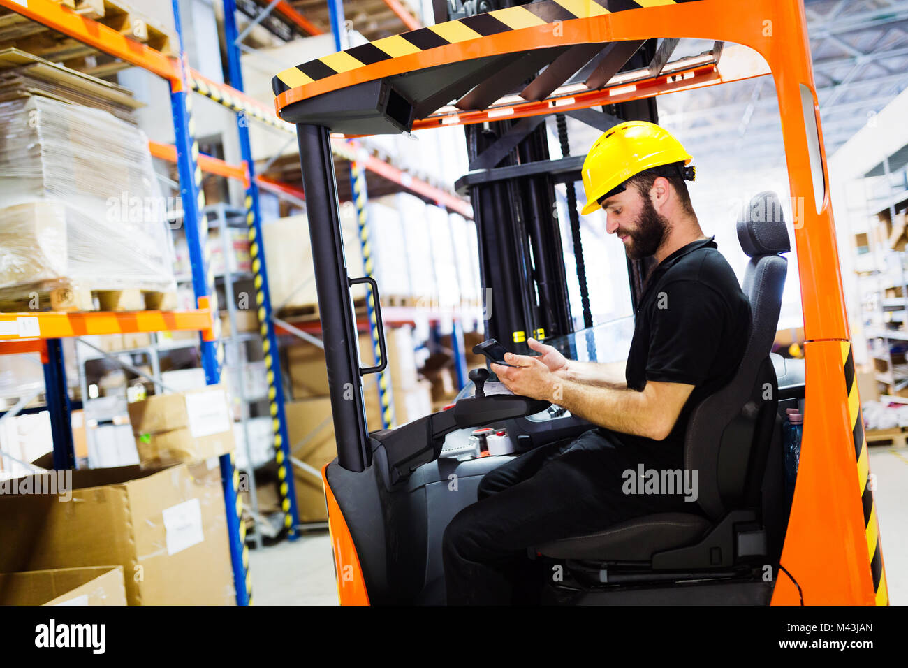 Lagerarbeiter, Logistik arbeiten mit einem Gabelstapler Lader Stockfoto