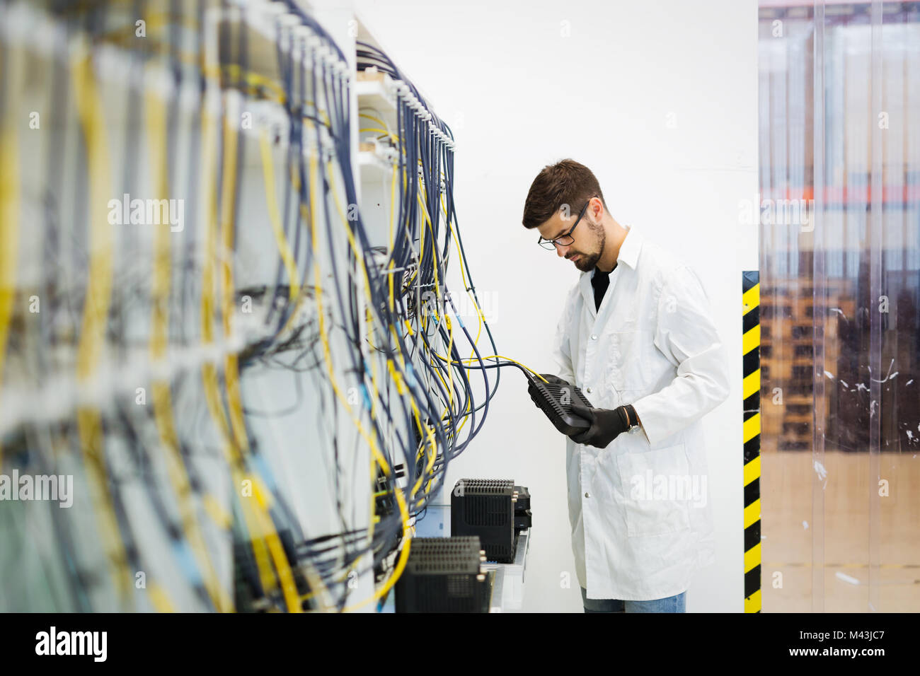 Bild von Netzwerk Techniker Prüfung Modems in der Factory Stockfoto
