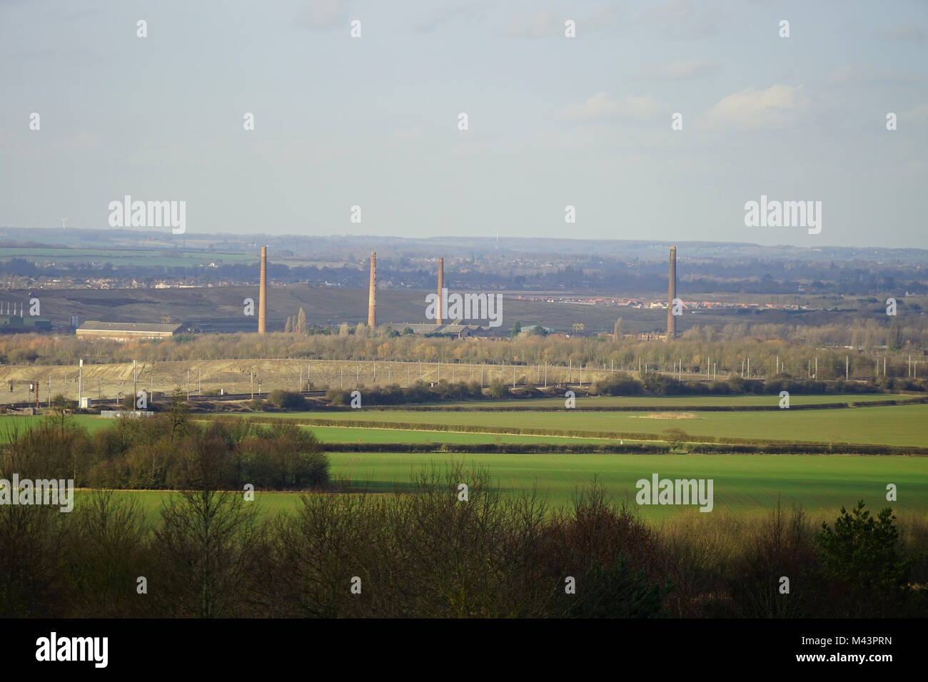 Die alte Stewartby Mauerwerk Schornsteine von ampthill Park gesehen Stockfoto