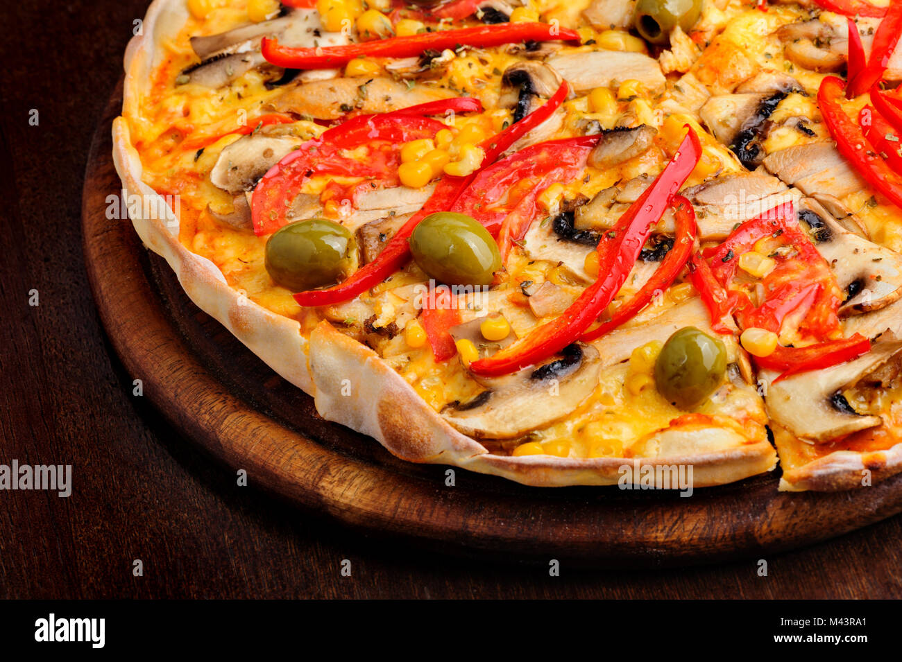 Pizza mit Mozzarella, Champignons, Oliven und Tomatensauce Stockfoto