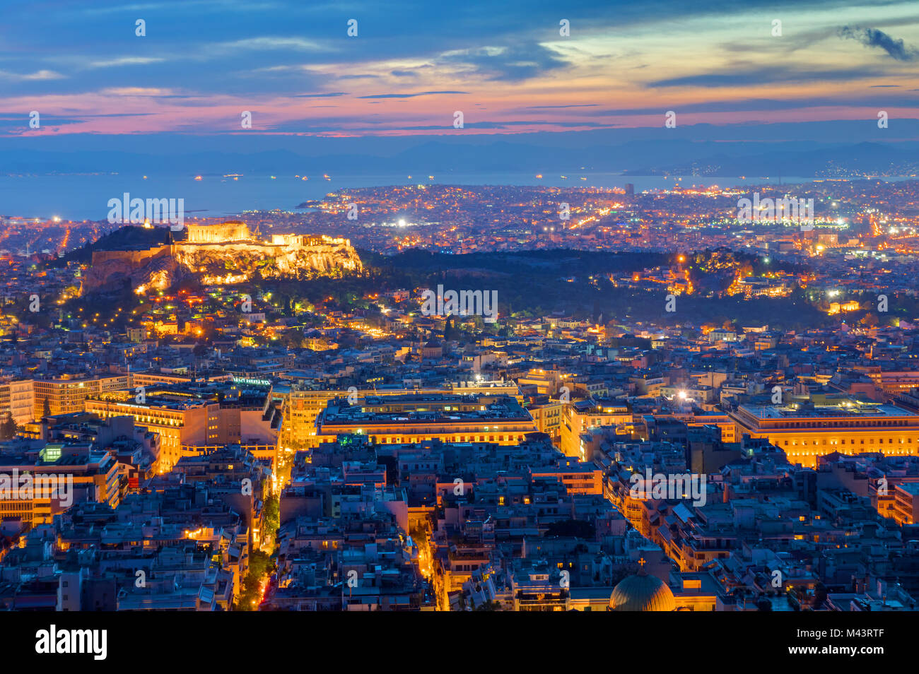 Blick über Athen mit der Akropolis in der Nacht Stockfoto