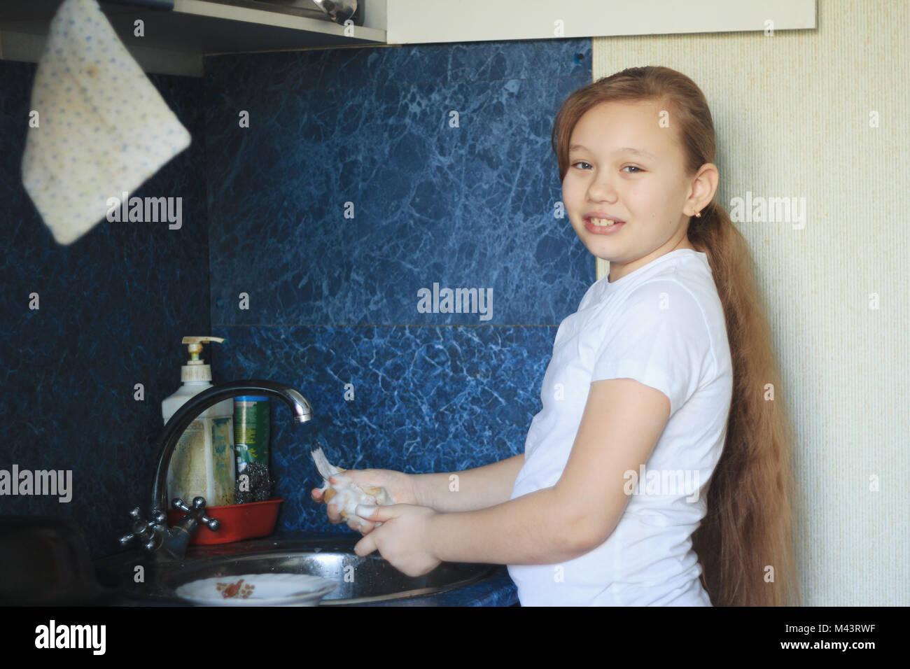 Porträt Einer Jugendlich Mädchen 12 Jahre Alt Ist Beim Abwasch In Der Küche Stockfotografie Alamy
