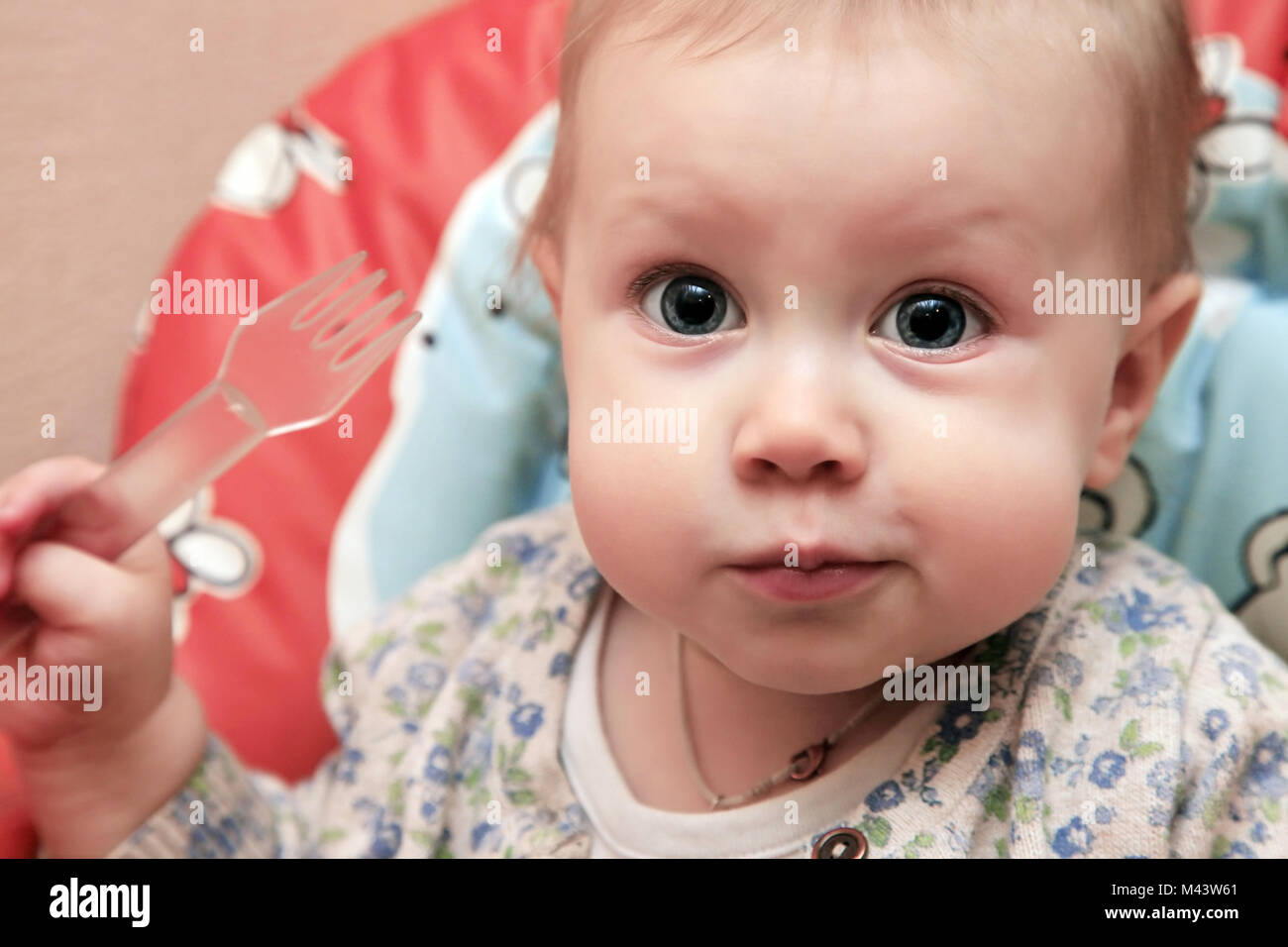 Fütterung eines Kleinkindes Stockfoto