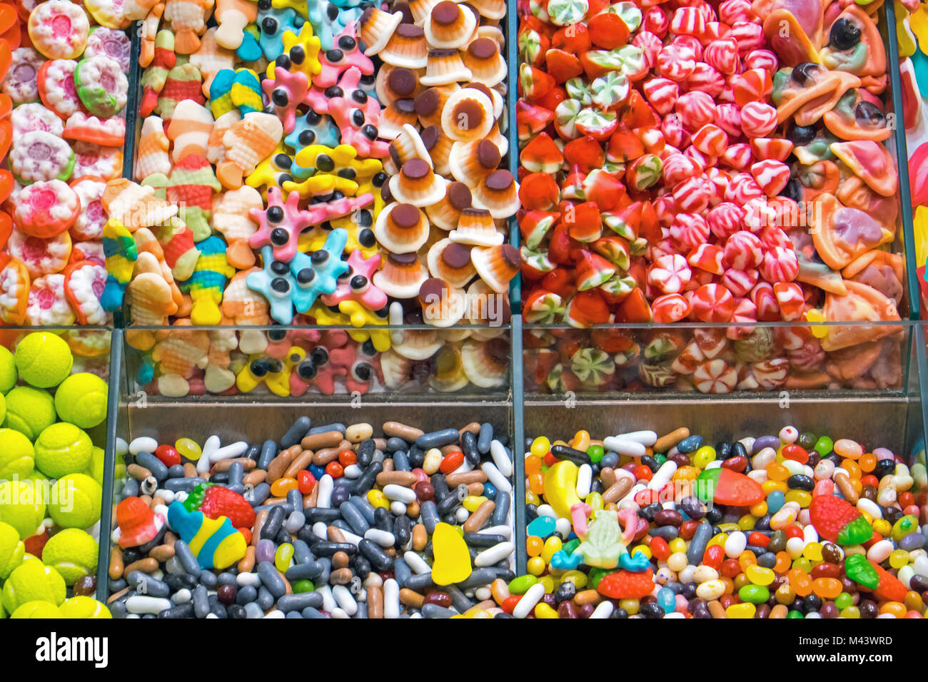 Bunte Süßwaren im Boqueria Markt in Stockfoto
