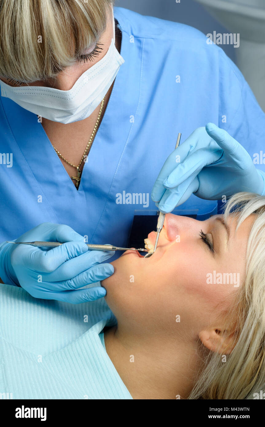 Zahnarzt mit Patienten, Polieren und Veredelung Stockfoto