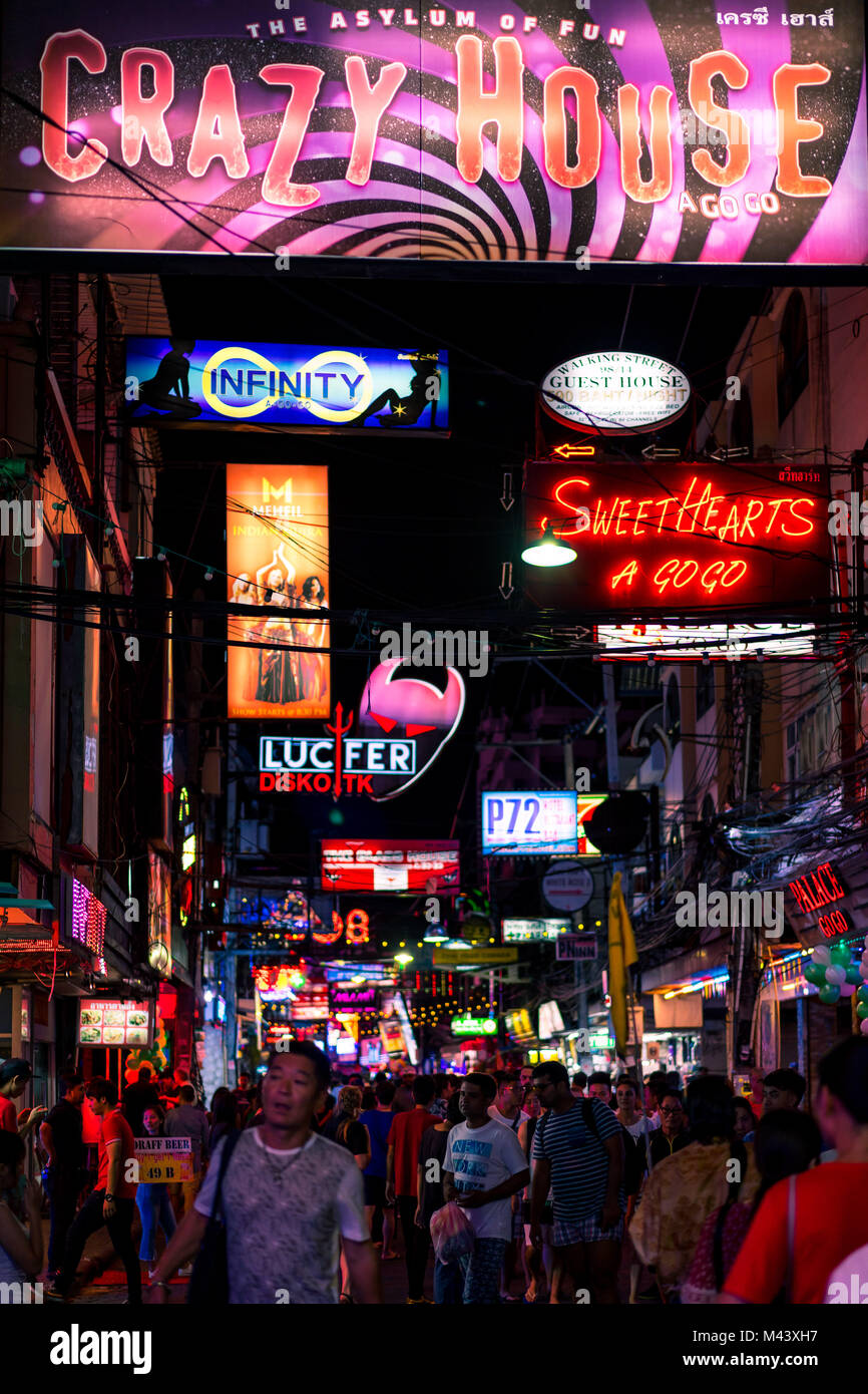 PATTAYA, THAILAND - 2. September 2017: Farbenfrohes Nachtlicht mit Musik, Unterhaltung und eine Drink Bar in der Walking Street Pattaya am 2. September 2017 Patt Stockfoto