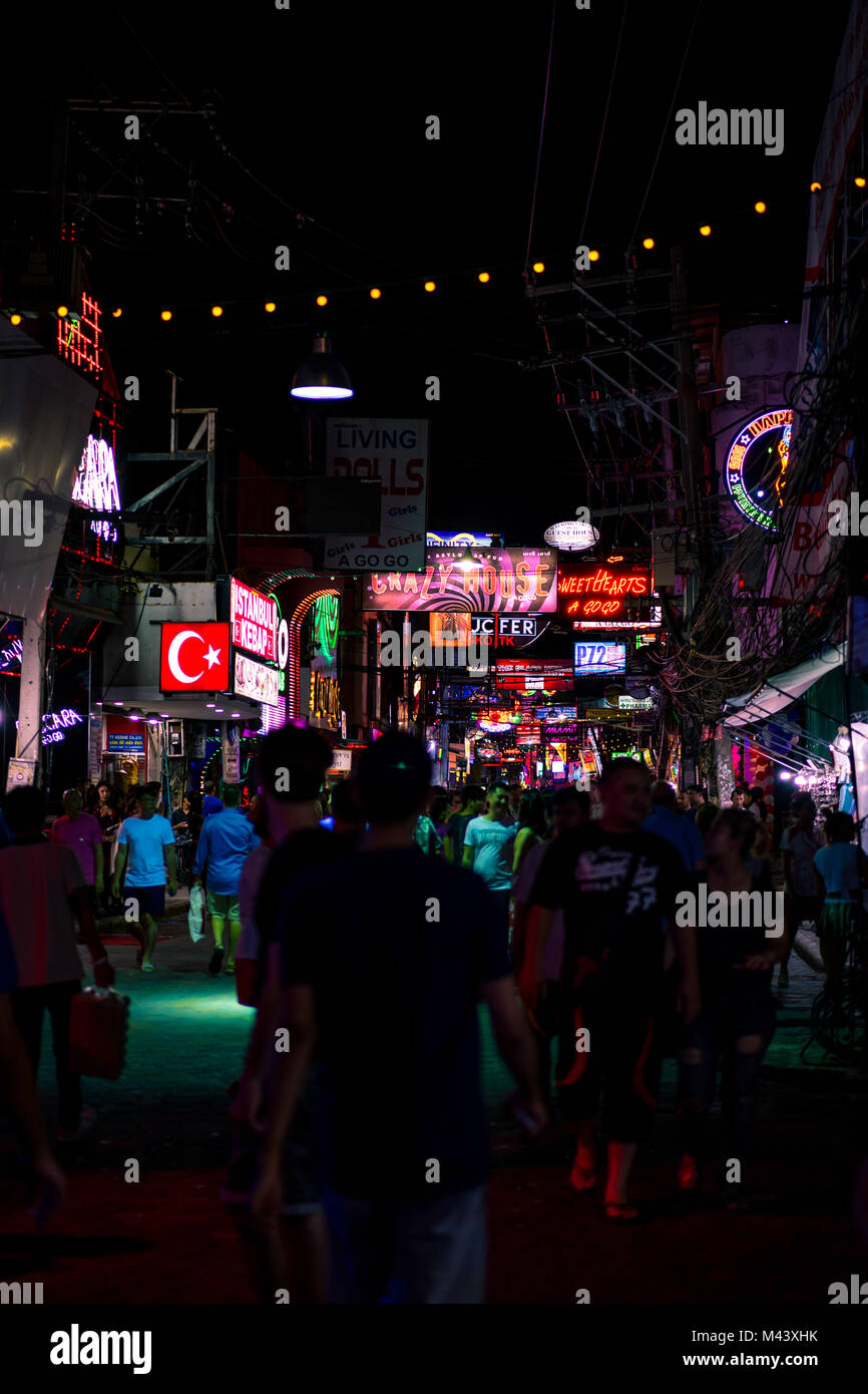 PATTAYA, THAILAND - 2. September 2017: Farbenfrohes Nachtlicht mit Musik, Unterhaltung und eine Drink Bar in der Walking Street Pattaya am 2. September 2017 Patt Stockfoto