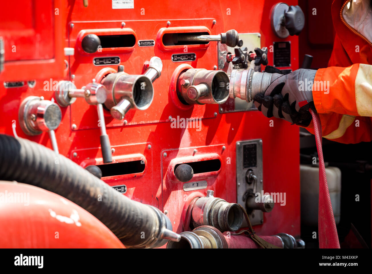 Firemans training, Team Praxis zu kämpfen mit Feuer in Notsituationen. Stockfoto