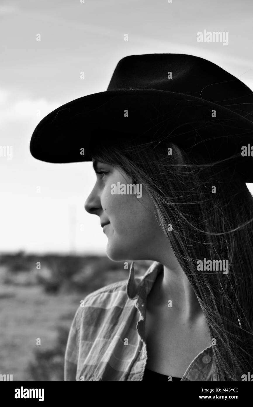 Mädchen in Cowgirl Hut suchen Sie in eine Wüste Feld, Schwarzweiß Stockfoto