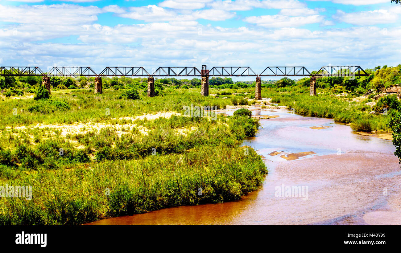 Eisenbahn Truss Brücke über den Fluss Sabie in Skukuza Rest Camp im Kruger Nationalpark in Südafrika Stockfoto