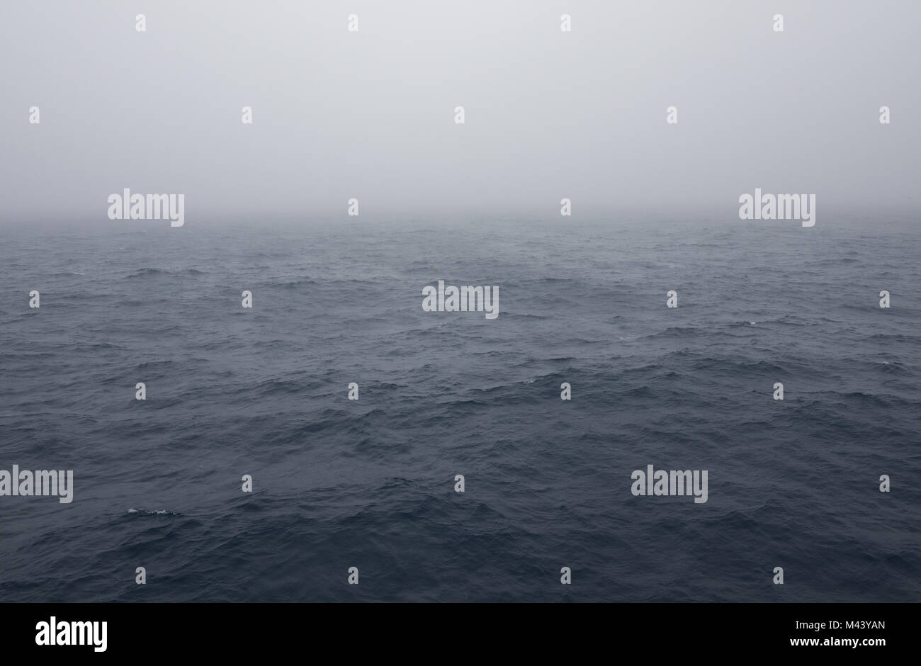 Das choppy Stahl blauen Wasser des Atlantischen Ozeans mit dichtem Nebel Overhead. Bild kopieren. Stockfoto