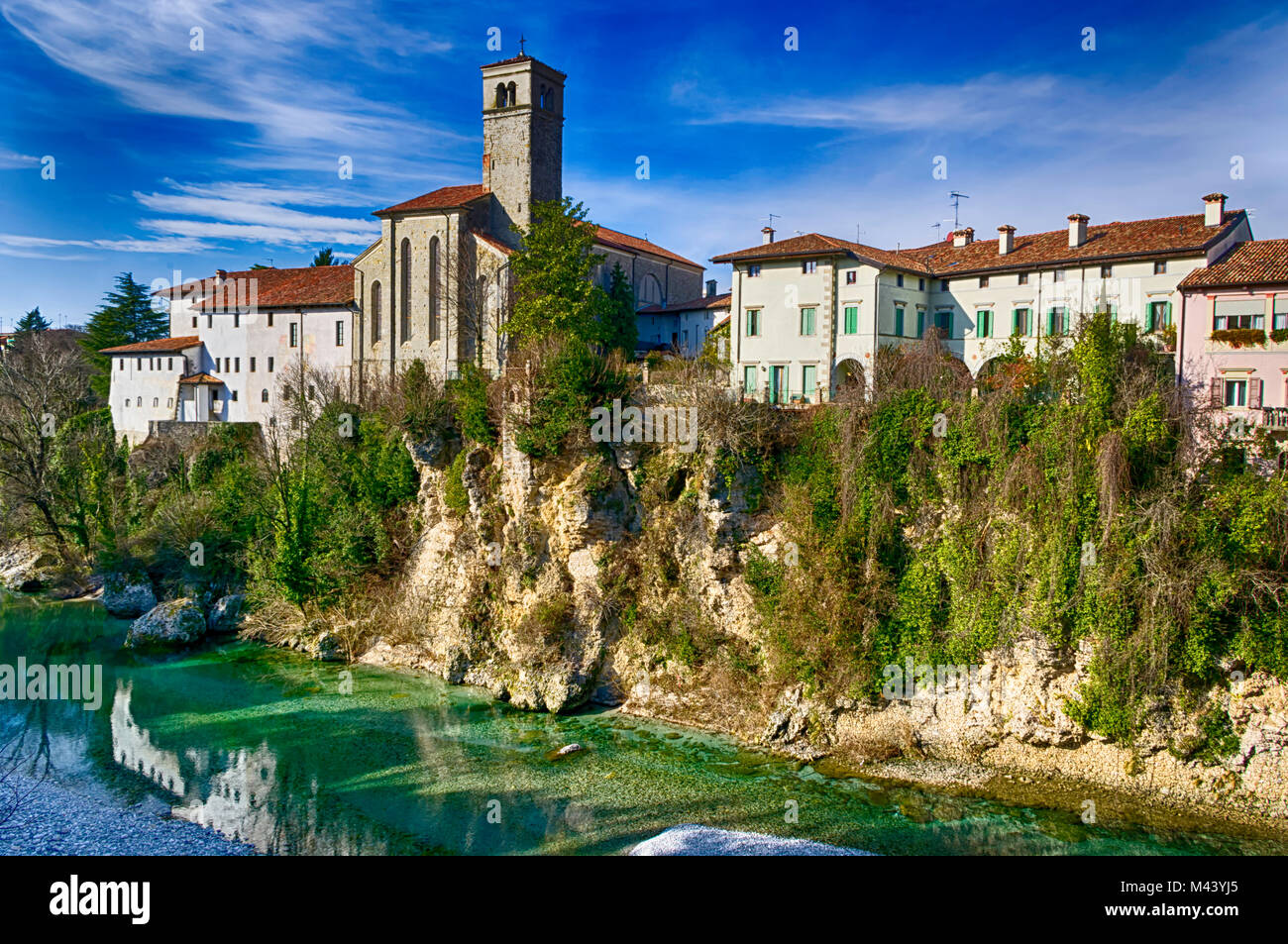 Anzeigen von Borgo Cividale von der Brücke. Alte italienische kleines Dorf Stockfoto