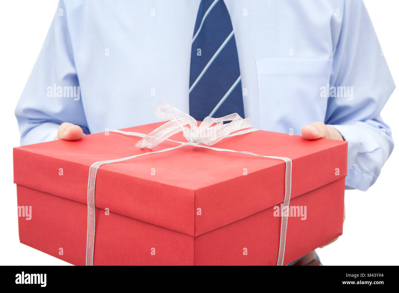 Mann, mit einem geschlossenen Geschenkbox mit Schleife in seinen Händen. Stockfoto