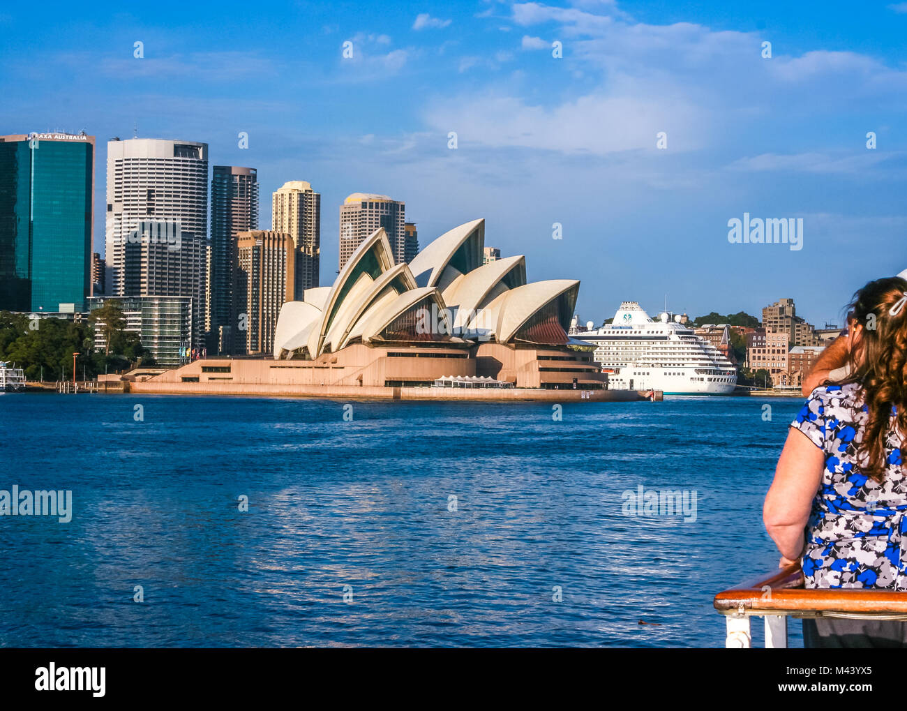 Gruppe von Touristen genießen einen schönen Blick auf Sydney, Australien, Skyline vom Boot an einem klaren Tag; berühmten Sydney Opera House im Zentrum Stockfoto