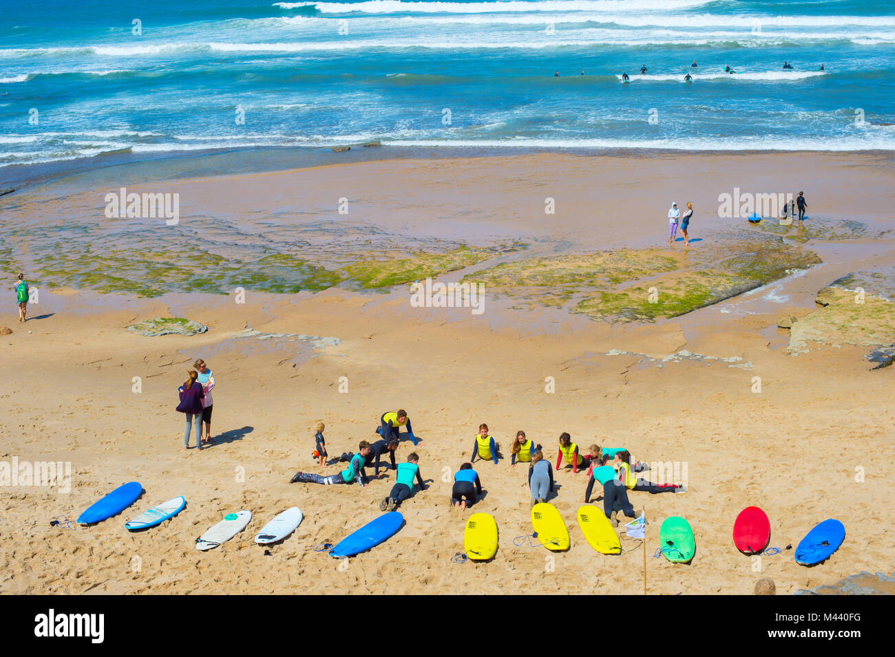 ERICEIRA PORTUGAL - May 23, 2017: Trainer zeigen, wie man surft zur Gruppe der Surfer. Ericeira ist der berühmte Surfen in Portugal. Stockfoto