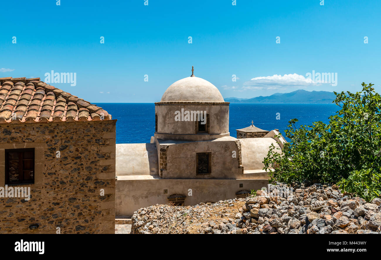 Monemvasia (Peloponnes, Griechenland) ist ein offenes Fenster auf das unendliche Blau der Ägäis. Stockfoto
