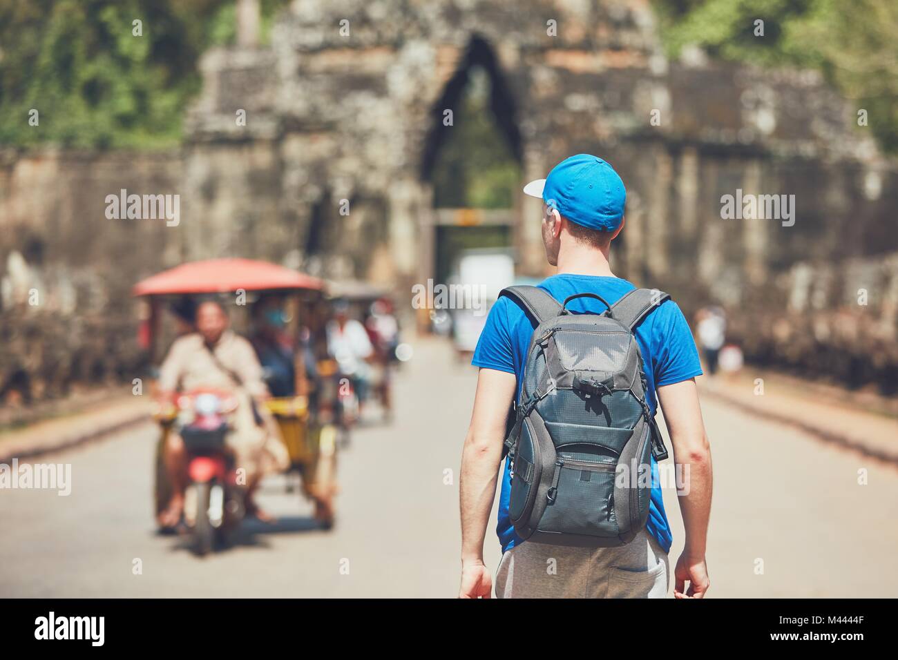 Tourist in der antiken Stadt. Junger Mann mit Rucksack zu antiken Denkmäler kommen. Siem Reap, Kambodscha Stockfoto