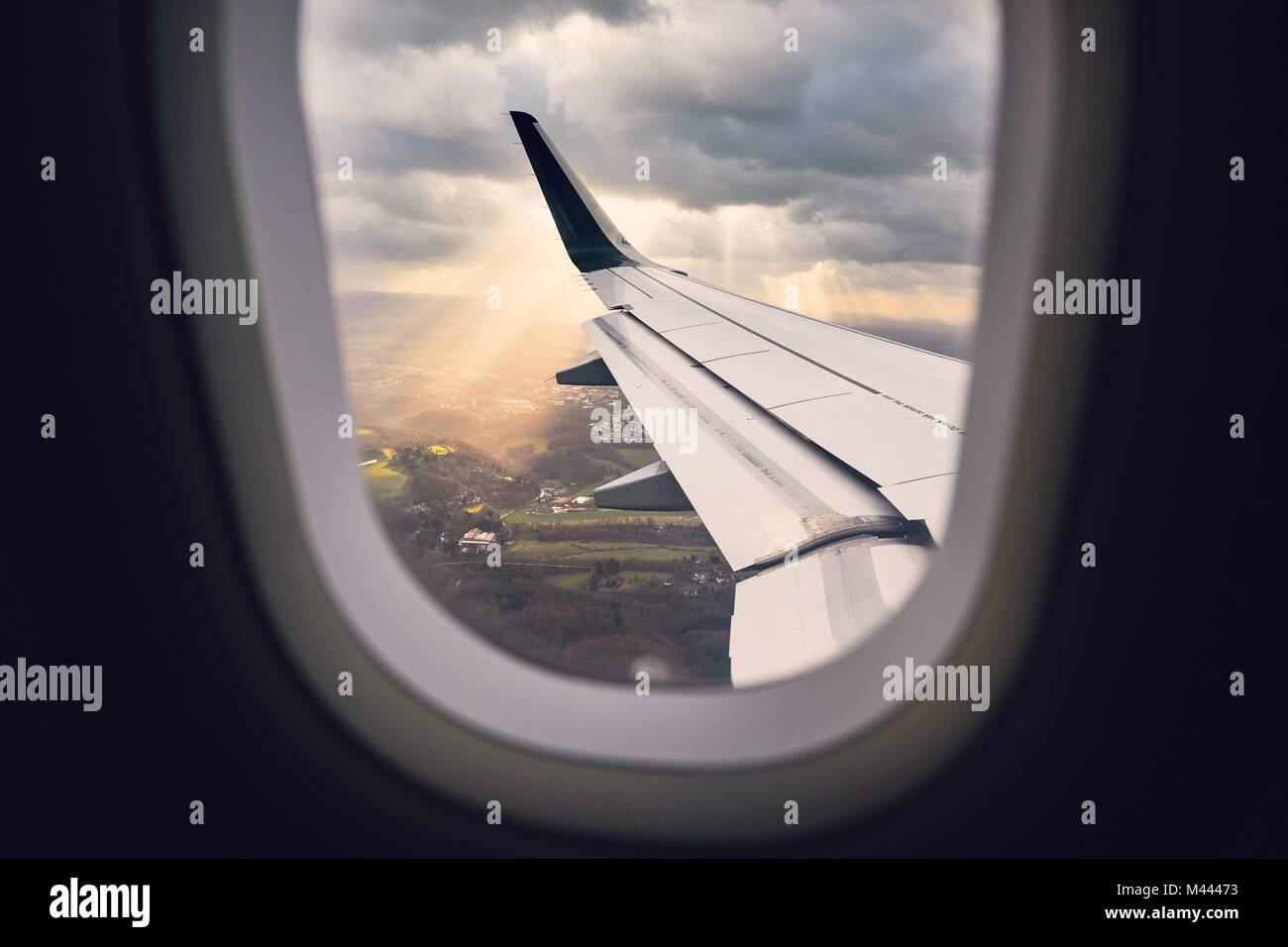 Landung während des Sturms. Blick aus dem Flugzeug Fenster. Stockfoto