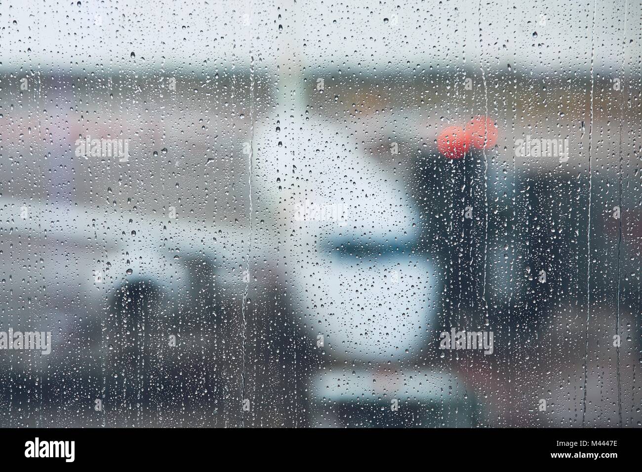 Sturm am Flughafen. Blick auf das Flugzeug durch Regen fällt. Themen Wetter und Verzögerung oder Flug abgesagt. Stockfoto