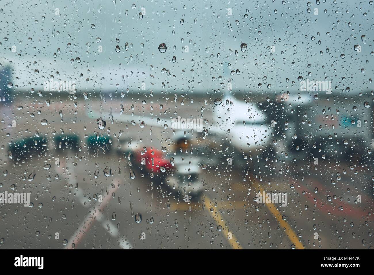 Sturm am Flughafen. Blick auf das Flugzeug durch Regen fällt. Themen Wetter und Verzögerung oder Flug abgesagt. Stockfoto