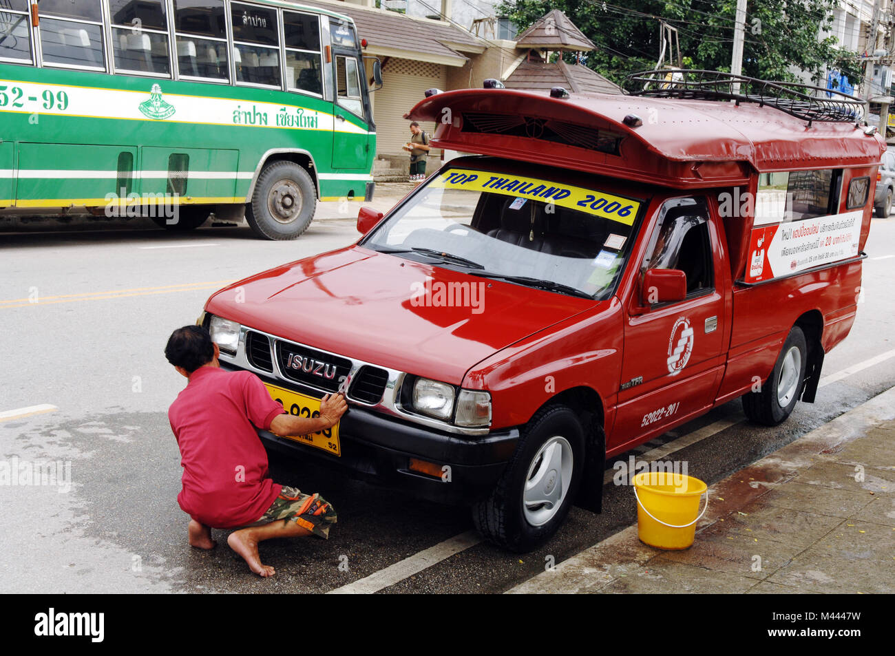 Ein Mann wäscht sein Auto in Sukhothai - Thailand Stockfoto