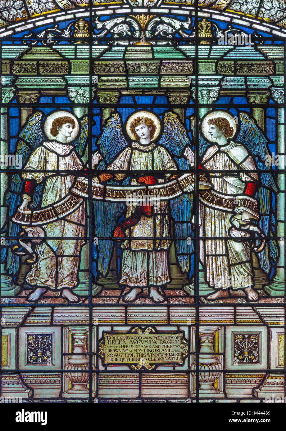 LONDON, Großbritannien - 15 September, 2017: Die Engel mit der Inschrift auf der satiniertem Glas von St James's Kirche, Clerkenwell von T. F. Ward und H Stockfoto