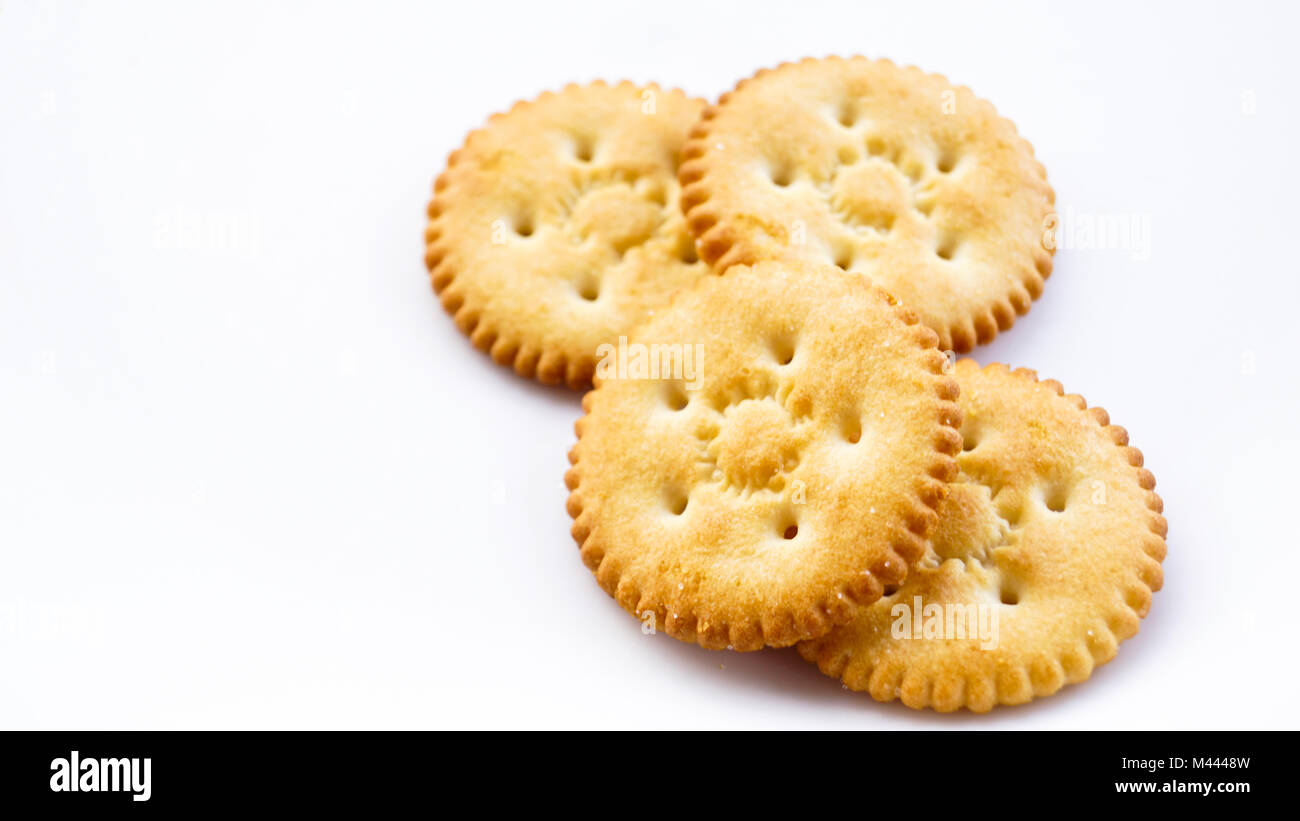 Leicht gesalzen flauschig und knusprige Cracker Kekse an High Tea mit heißen Getränken für Snacks serviert. Stockfoto