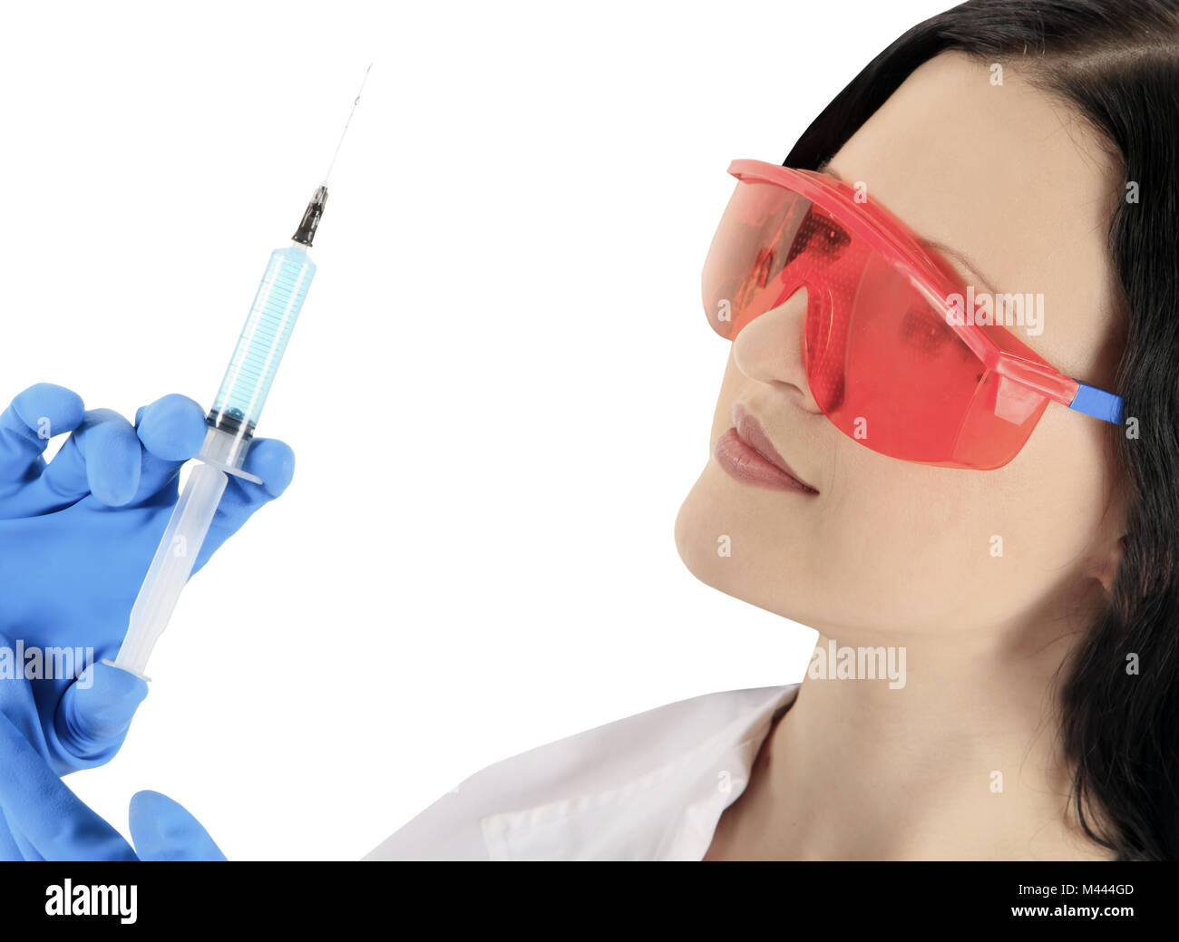 Ärztin, die das Tragen einer Schutzbrille mit Spritze Stockfoto