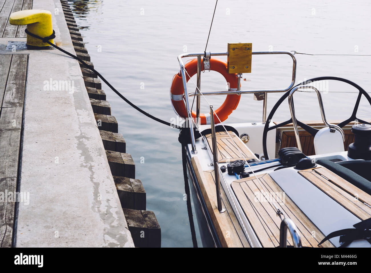 Holz- Yacht in Sopot Pier, Ostsee angedockt Stockfoto