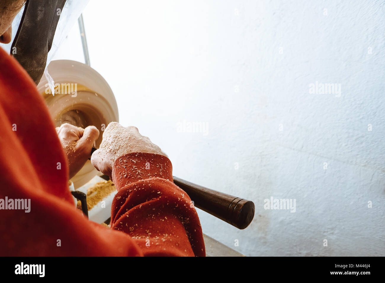 Der Arbeitnehmer wird das Holz auf einer Drehmaschine in seiner Werkstatt Stockfotografie Alamy