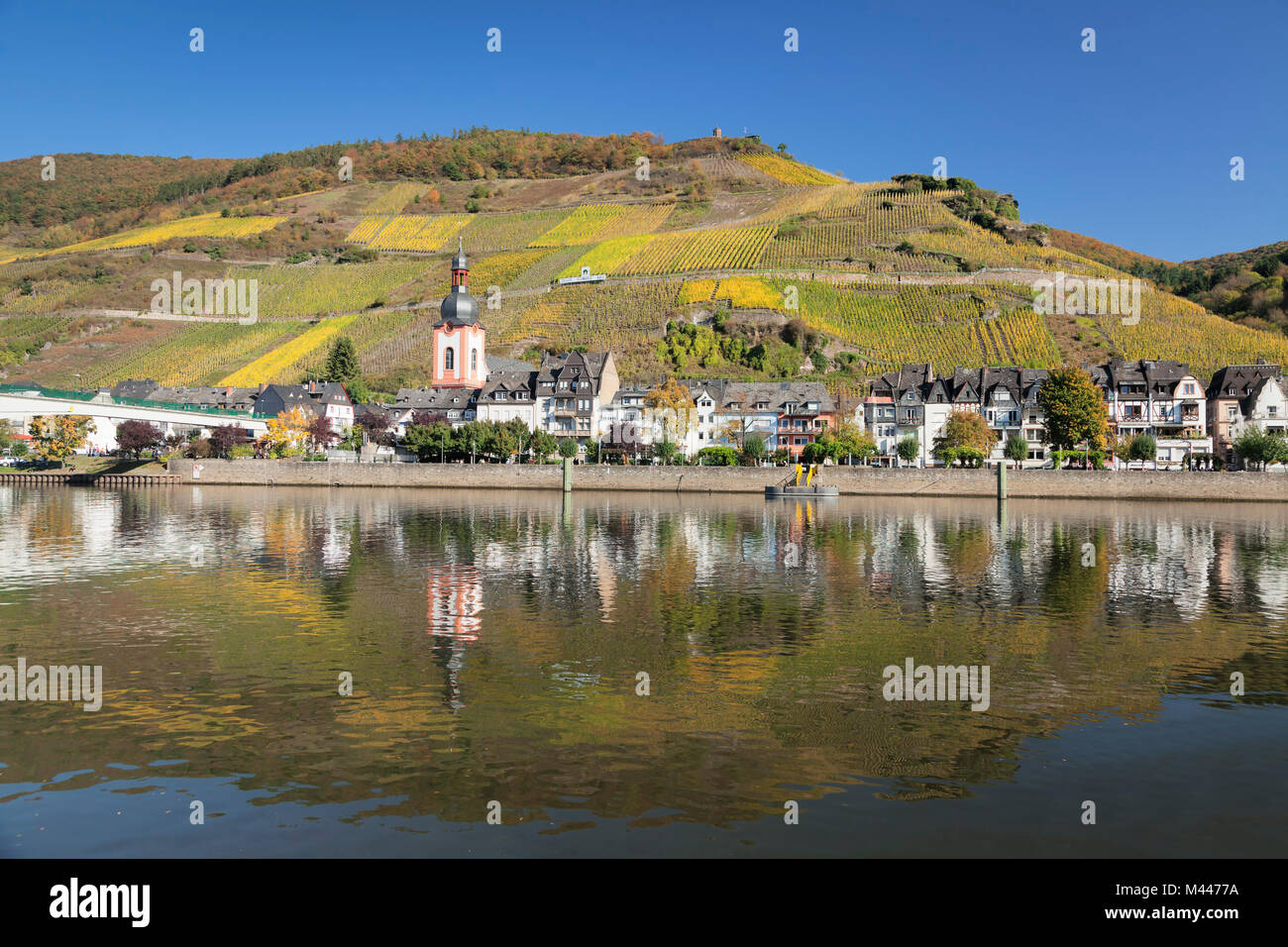 Zell an der Mosel, Collis Turm und Weinberge, Rheinland-Pfalz, Deutschland Stockfoto