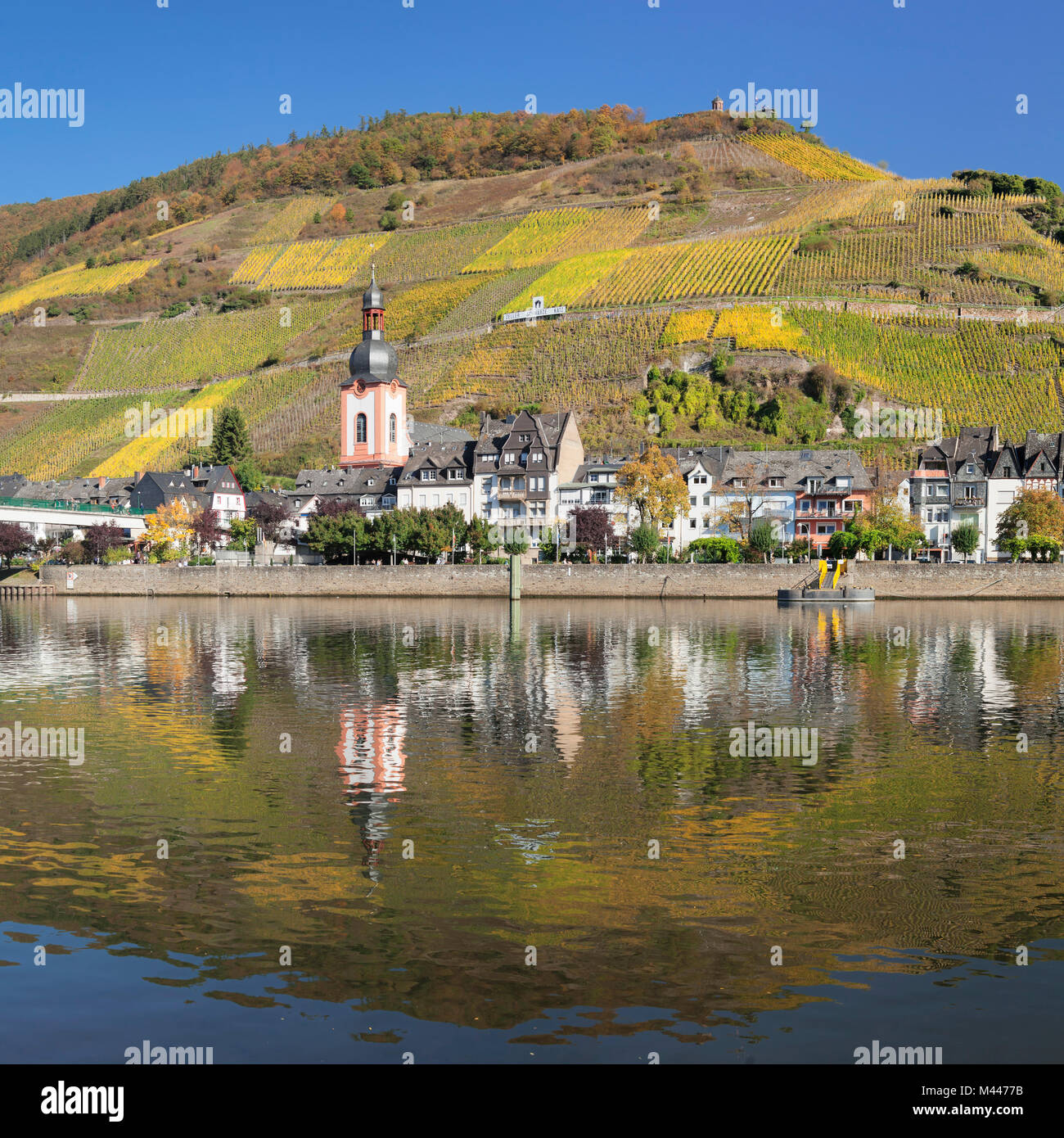 Zell an der Mosel, Collis Turm und Weinberge, Rheinland-Pfalz, Deutschland Stockfoto