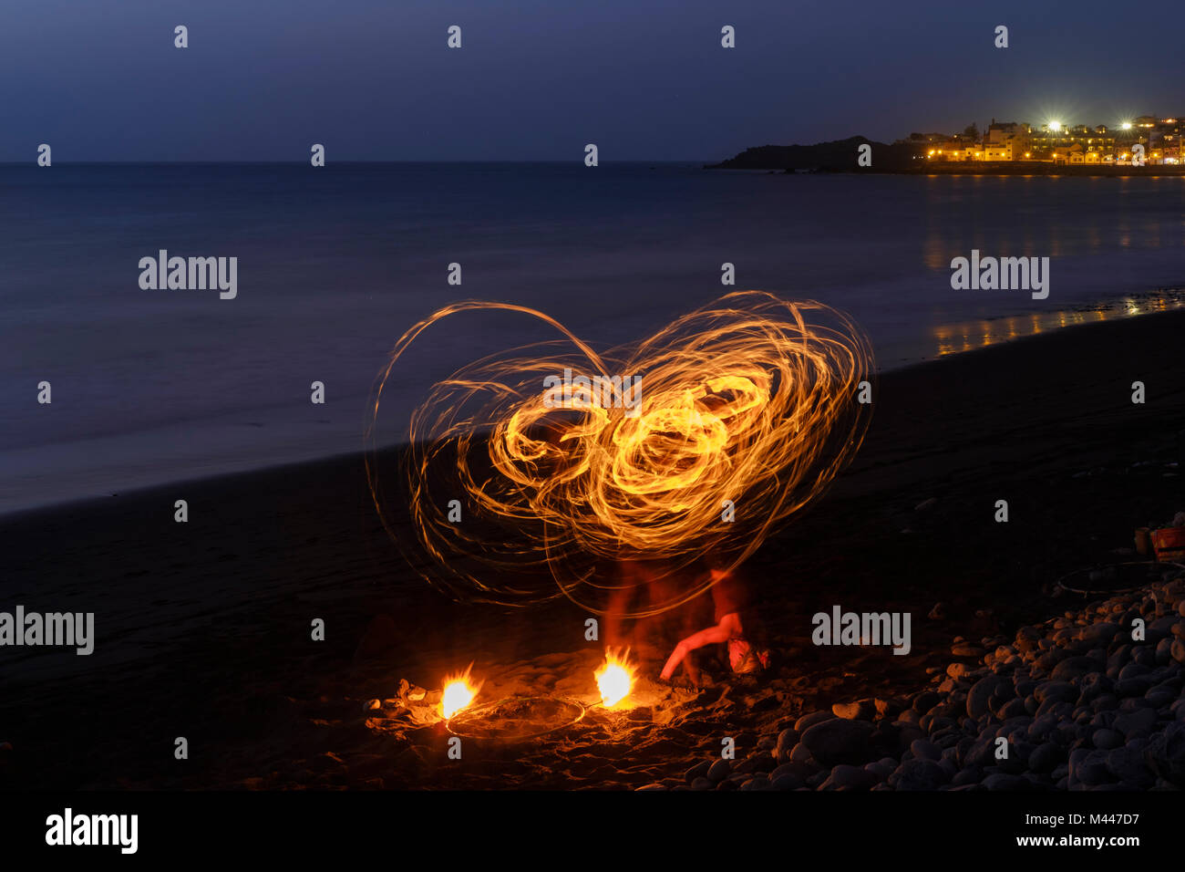 Night Shot, Feuer tanz, tanz mit Fackeln am Strand, La Playa, Valle Gran Rey, La Gomera, Kanarische Inseln, Spanien Stockfoto