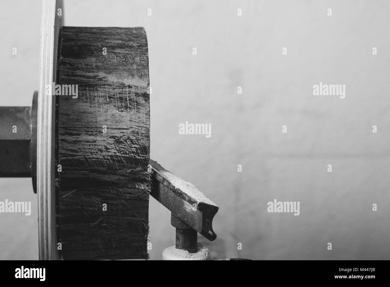 Der Arbeitnehmer wird das Holz auf einer Drehmaschine in seiner Werkstatt Stockfotografie Alamy