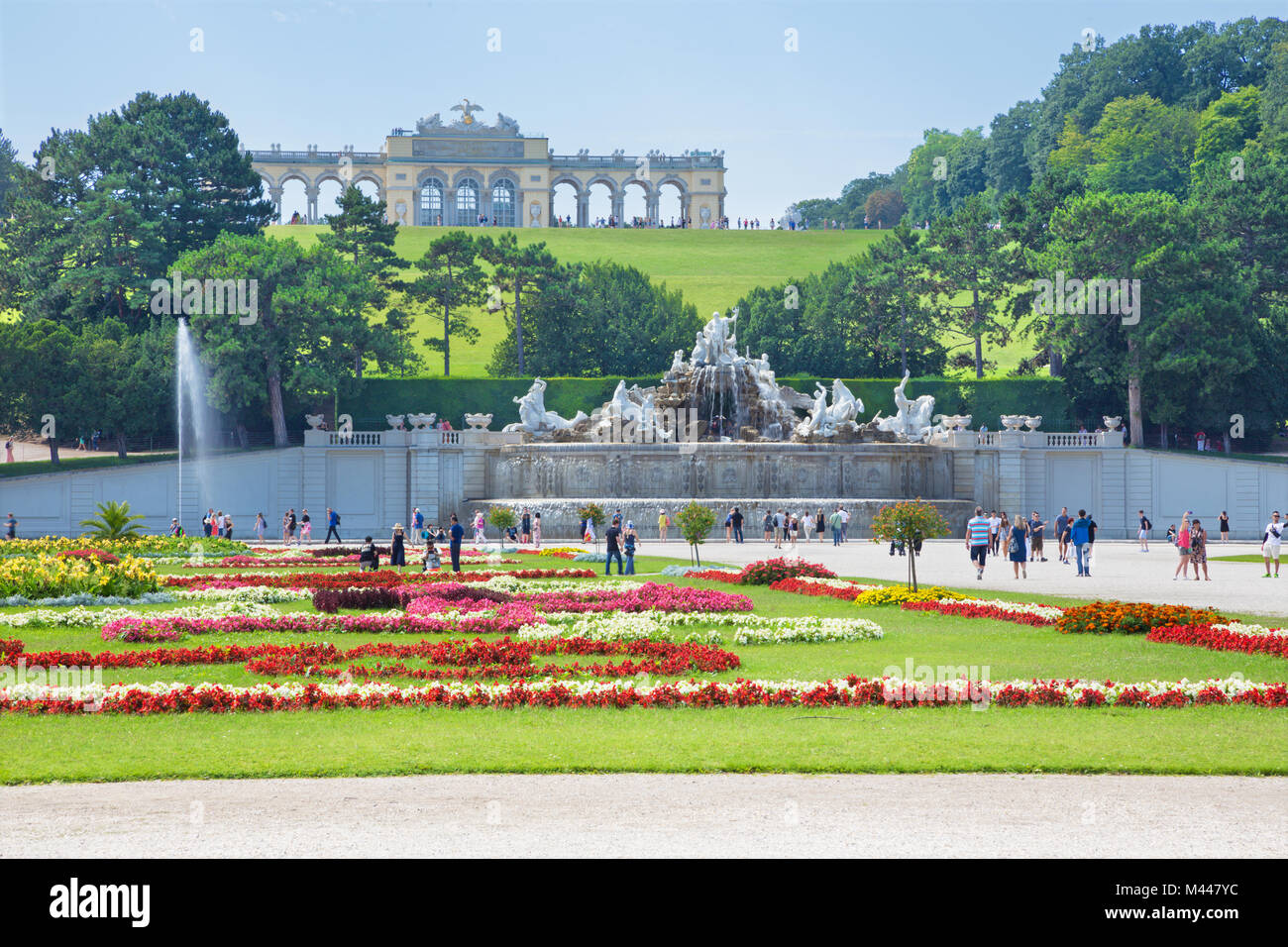 Wien, Österreich - 30. Juli 2014: Das Schloss Schönbrunn - Gloriette und Garten und Neptunbrunnen. Stockfoto