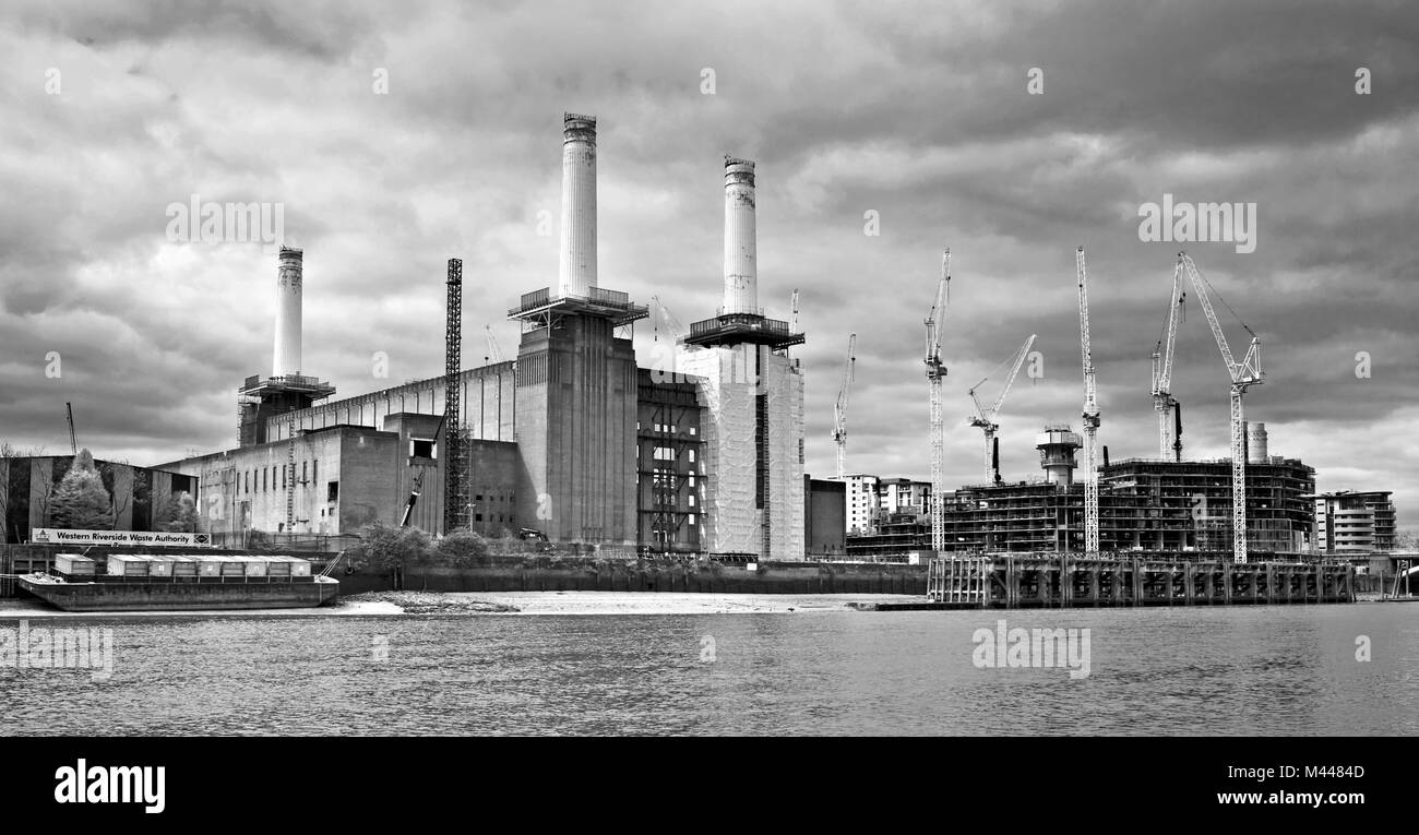 Die entkernte Hülle von Battersea Power Station, mit nur drei Schornsteine, von der Themse während der Sanierung gesehen, April 2015, London, England, Großbritannien Stockfoto