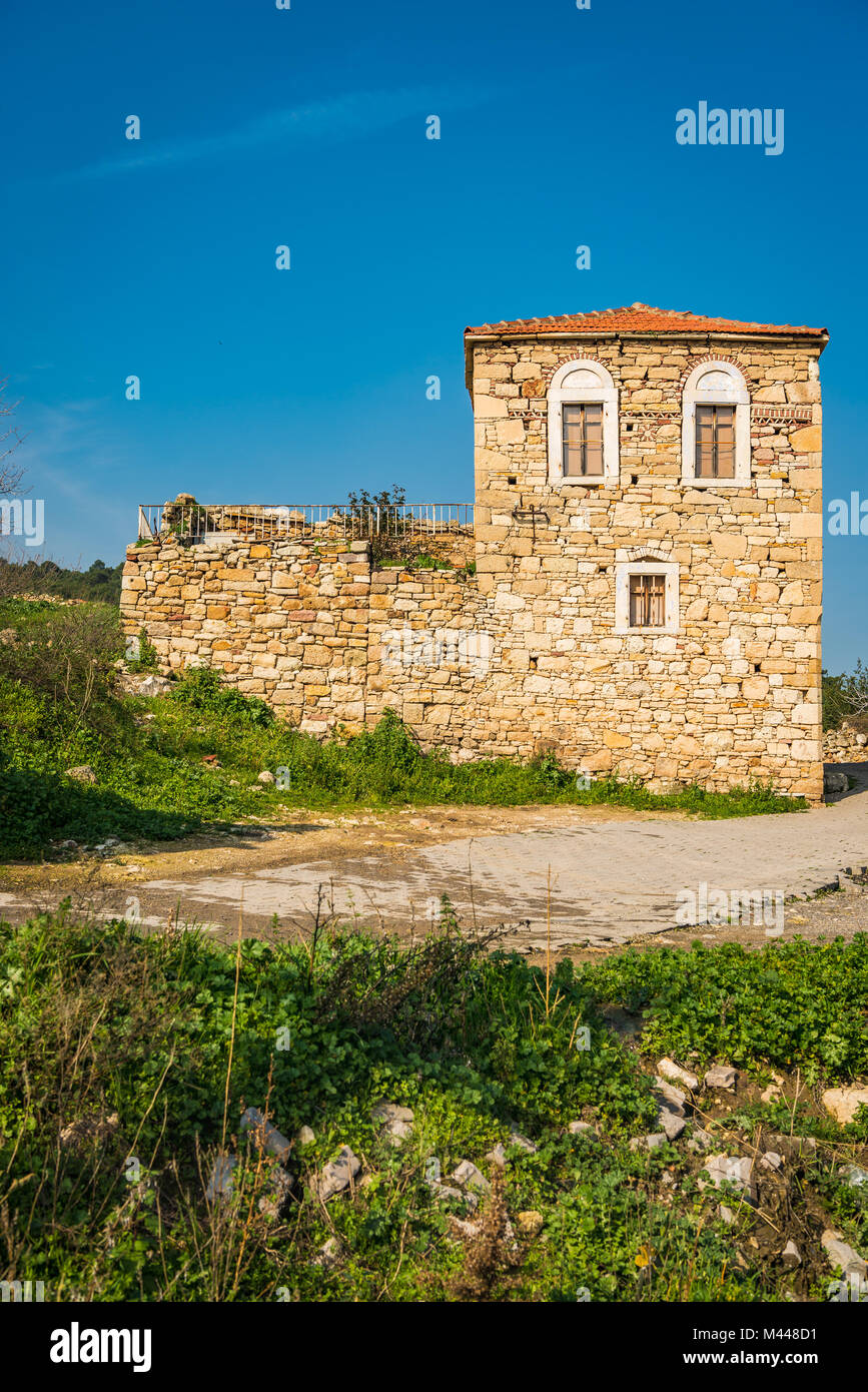 Altes Steinhaus auf Kozbeyli Dorf, BAZL, Izmir, Türkei Stockfoto