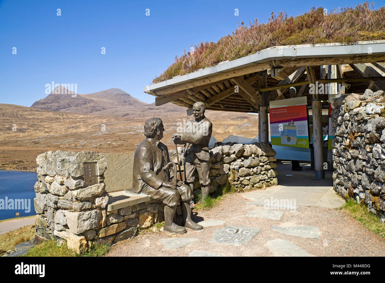 Statuen aus dem 19. Jahrhundert Geologen Ben Peach und John Horne bei Knockan Crag Visitor Centre, Scottish Highlands, inverpolly Berge Blick hinter. Stockfoto