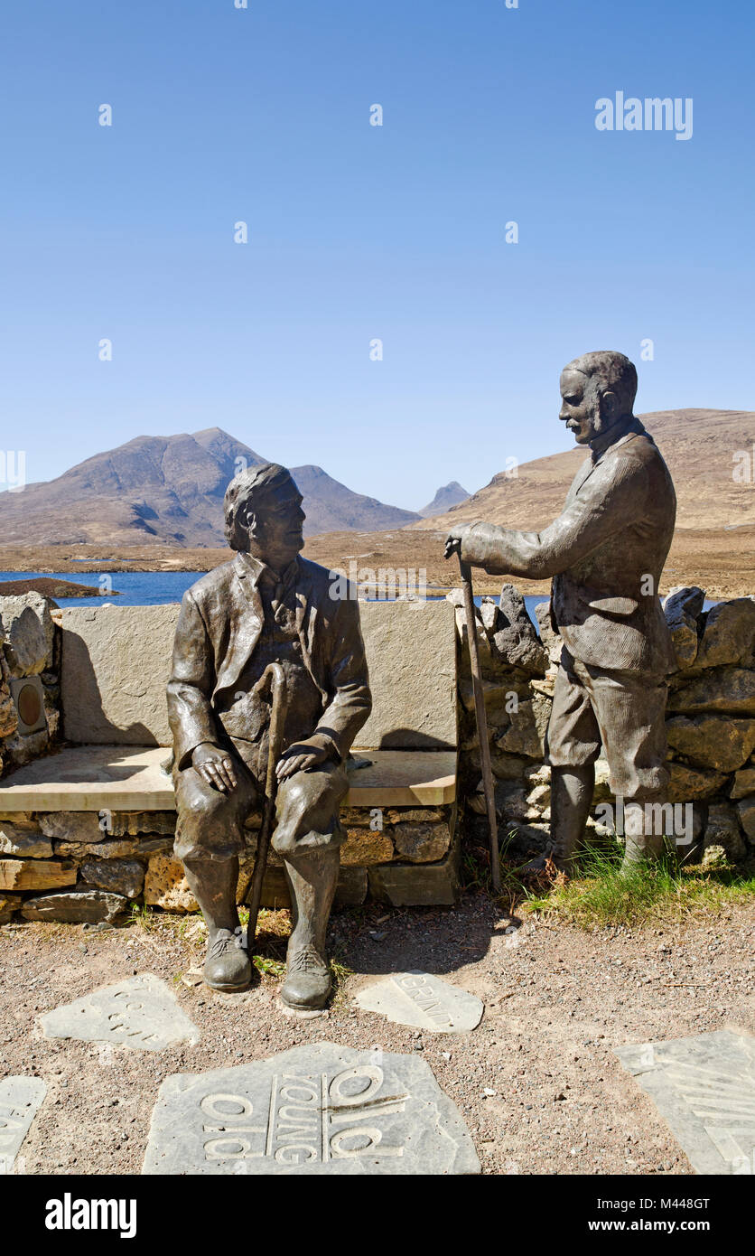 Statuen aus dem 19. Jahrhundert Geologen Ben Peach und John Horne bei Knockan Crag Visitor Centre, Scottish Highlands, inverpolly Berge Blick hinter. Stockfoto